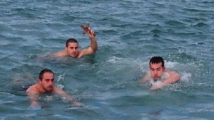 Даниел Петров извади кръста в Приморско