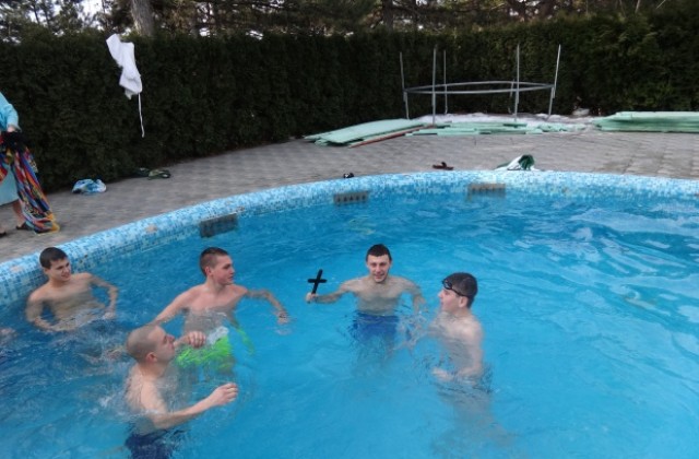 Дванайсетокласник хвана богоявленския кръст в Павликени