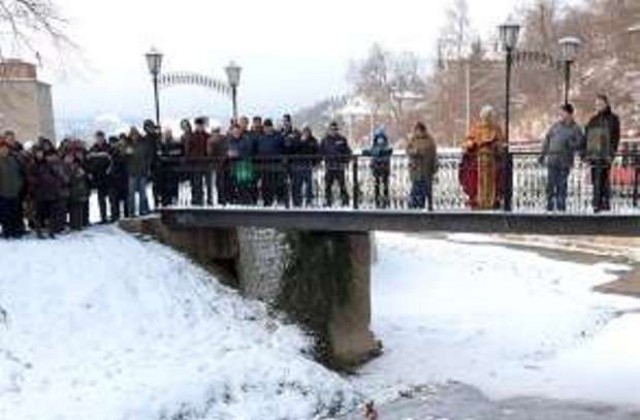 Мариян Костадинов извади Богоявленския кръст в Трявна