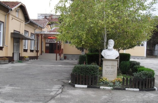 В НУ„Христо Ботев-Плевен отбелязаха 167 години от рождението на своя патрон
