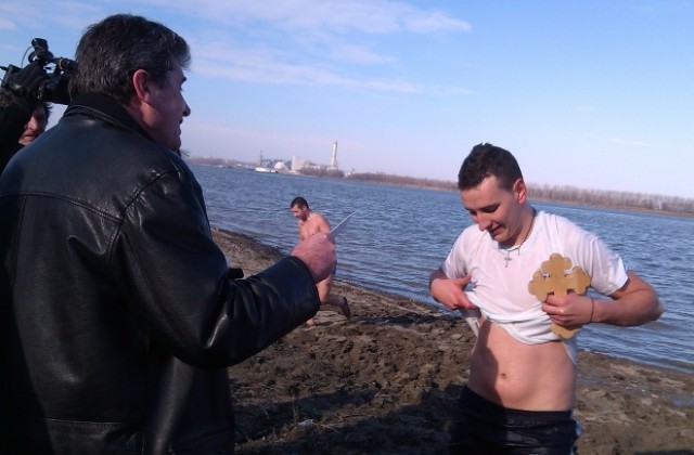 Студент извади кръста от Дунав край Свищов