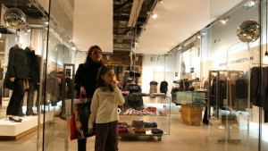 Комисията за защита на потребителите проверява зимните намаления