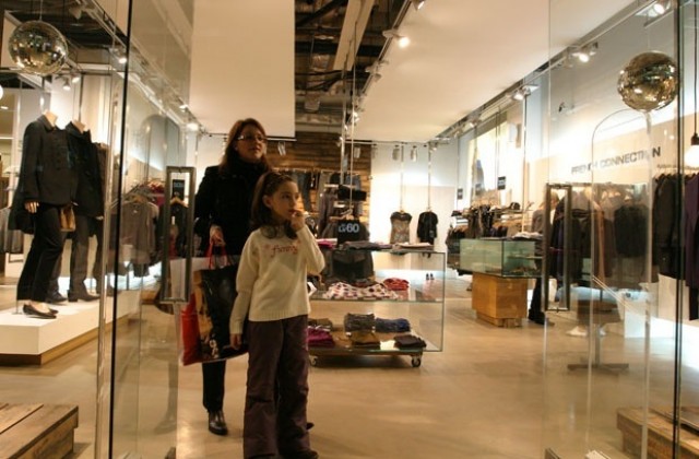 Комисията за защита на потребителите проверява зимните намаления