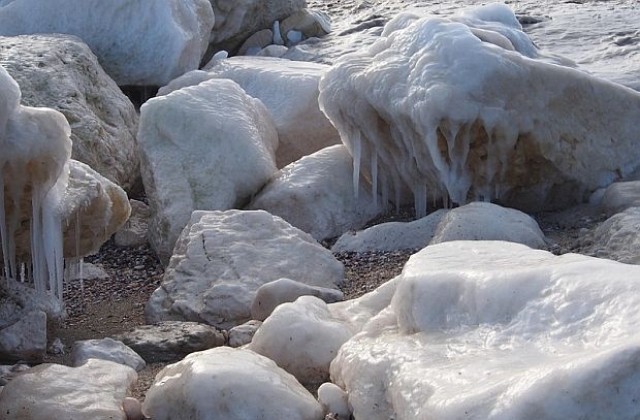 Студ скова крайбрежието, морето извая ледени скулптури (СНИМКИ)