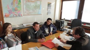 Млади социалисти организираха подписка във връзка с рушащ се мост
