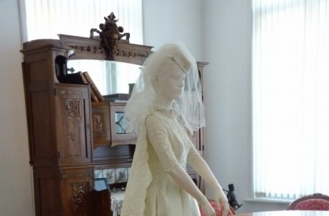 Сватбена рокля от Чикаго дариха на русенския музей