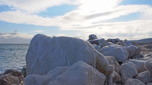 Морето завря от студа
