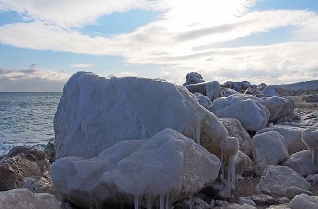 Морето завря от студа