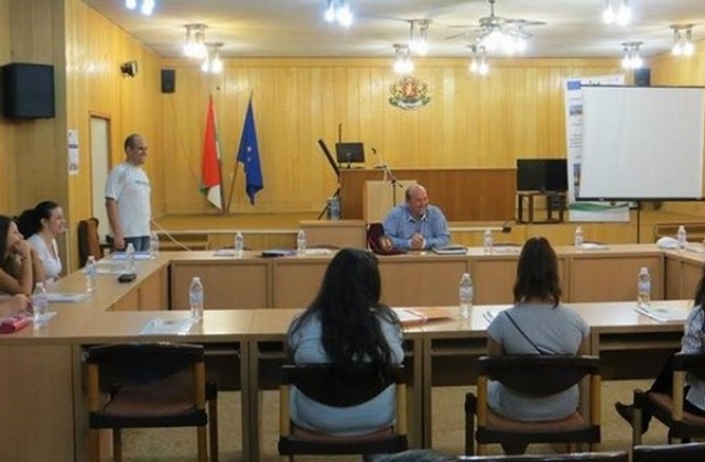 Младите решават