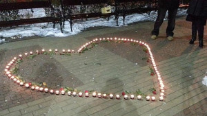 101 свещи под формата на сърце в памет на бореца