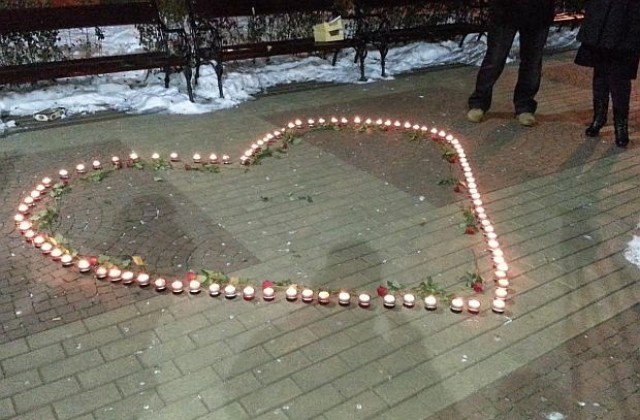 101 свещи под формата на сърце в памет на бореца за правата на пациентите Теодора Захариева