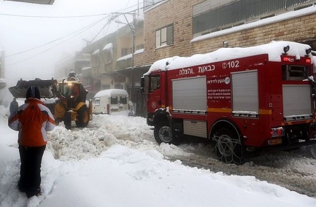 Лошото време парализира Израел и Западния бряг, сняг покри Ерусалим