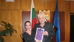 Методи Чимев с благодарствен плакет от фондация Искам бебе