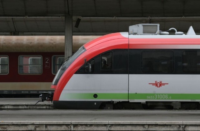 Служители от жп гара Плевен се обявиха против  спирането на пътнически влак