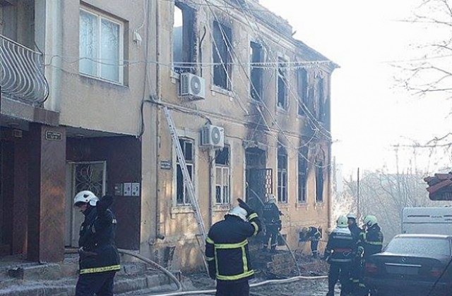 Пожар срути сграда във Варна