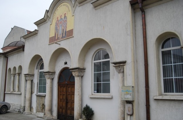 Мъж оскверни църква в Шумен със свастики и числото на Звяра