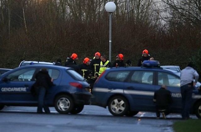 Експлозии в парижкия магазин, където въоръжен мъж държи заложници