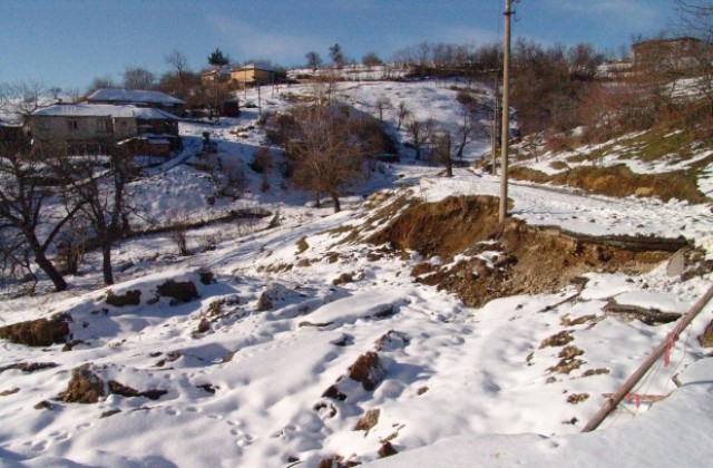 Свлачища притесняват жителите на златаришки села, областният управител направи оглед