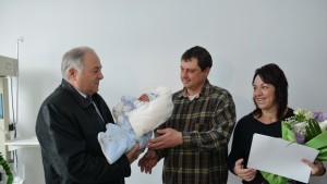 Кметът на Сливен ориса първото инвитро бебе