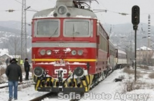Пътнически влакове спират в понеделник