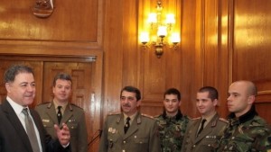 Наградиха бойци помагали в катастрофа на пътя Пловдив Карлово