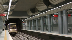 Метрото спря за два часа заради наводнение