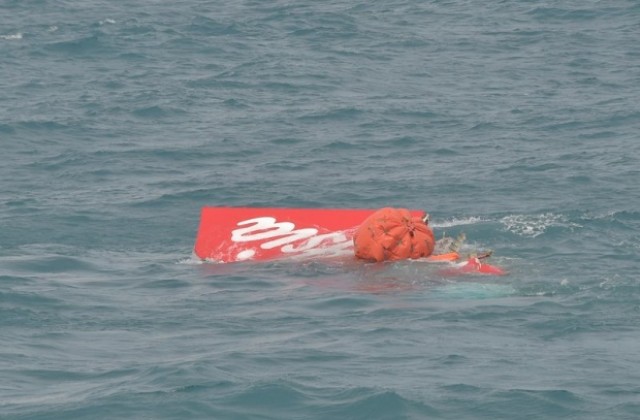 Изтеглиха опашката на разбилия се самолет от дъното на Яванско море