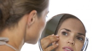 Смарт огледало анализира дефектите на кожата и дава съвети