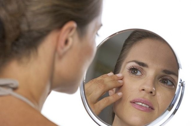 Смарт огледало анализира дефектите на кожата и дава съвети