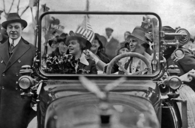 11 януари: В САЩ се провежда първото женско автомобилно състезание