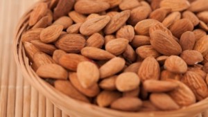 Бадеми срещу коремче и паласки