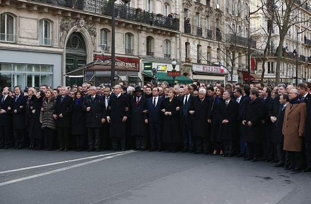 Оланд и чуждите лидери аплодирани на шествието срещу тероризма в Париж