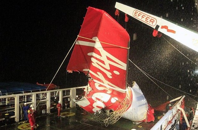 Самолетът на ЕърЕйша вероятно се е взривил, преди да падне в морето