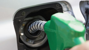 Рекорден спад на цените на бензина в САЩ