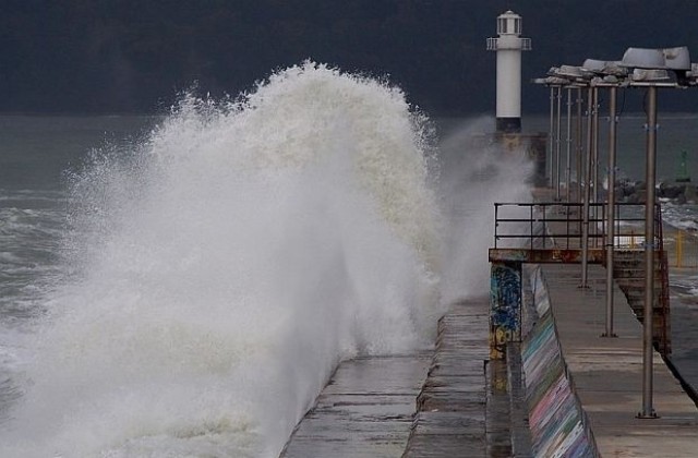 Жълт код за силен вятър в цялата страна, застудява