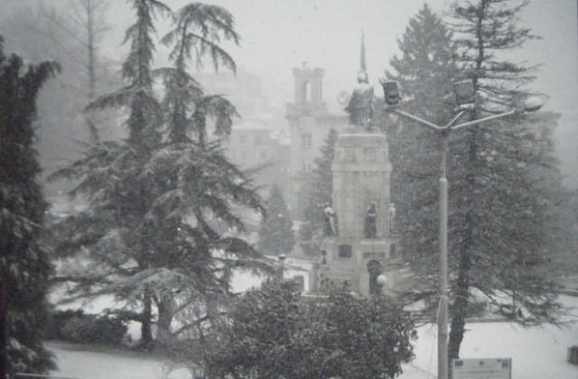 10 машини чистят снега във Велико Търново