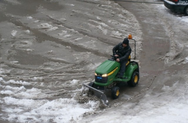 Снегът затрудни движението в Дупница