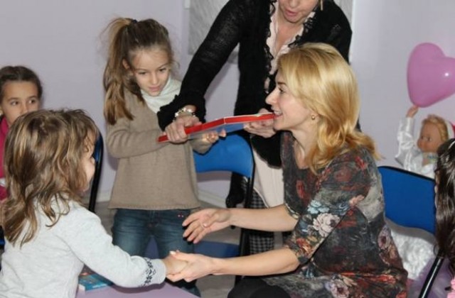 Кметът Таня Христова чете книги заедно с децата от ОДЗ „Дъга“