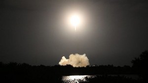 Товарният космически кораб Дракон стигна до МКС