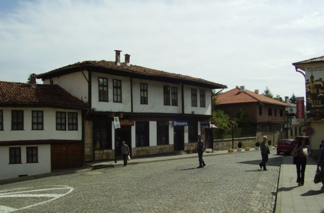 65 души продължават работа по програми за временна заетост в Елена