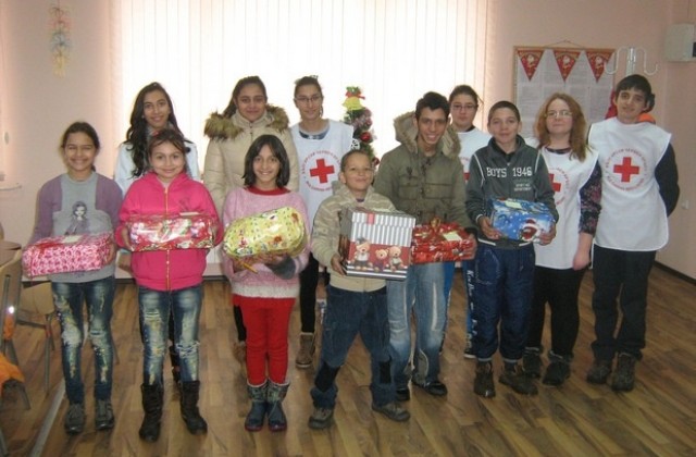 Подаръци за децата от ЦОП в Стралджа