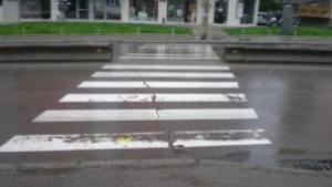 Такси блъсна жена на пешеходна пътека