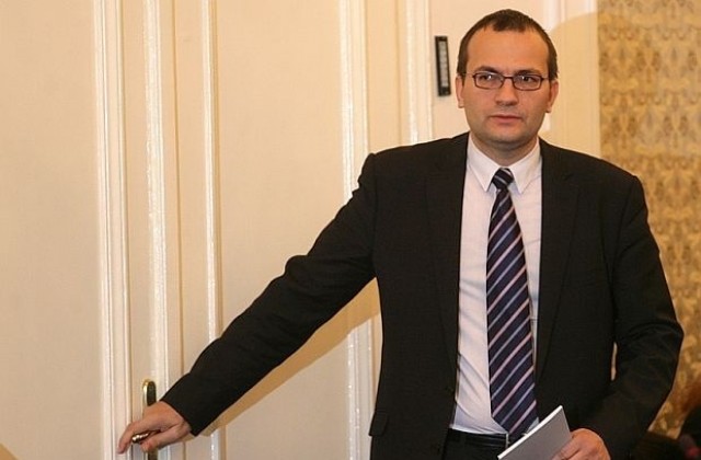 Дебатът за пенсионните фондове е тест за управляващото мнозинство, смята Димитров