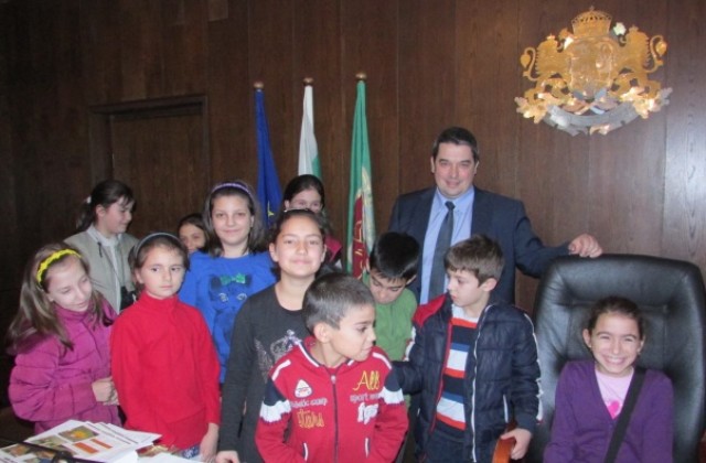 Ученици подариха на горнооряховския кмет ключ за добри дела