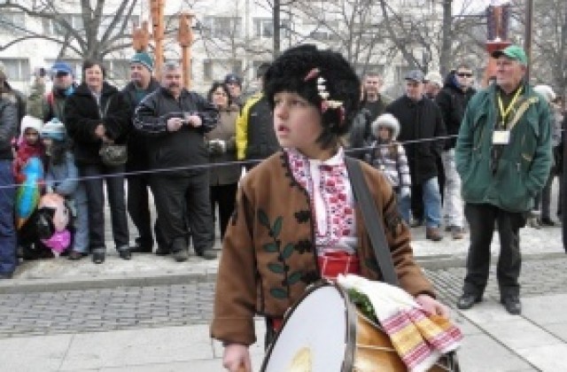 Пресъздават обичая  „Сурва, весела година  в Драговищица