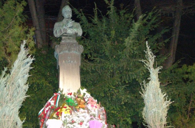 Свищов отбеляза 152 години от рождението на Щастливеца, румънски писател получи наградата Алеко