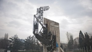 Интелектуалци се застъпиха за запазването на паметника пред НДК