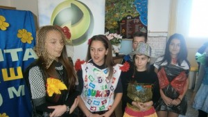 Деца дефилираха в модно ревю с дрехи от отпадъци