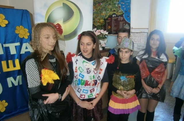 Деца дефилираха в модно ревю с дрехи от отпадъци