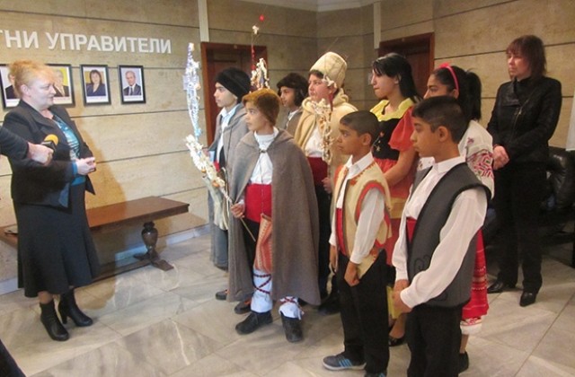 Деца пресъздадоха традиционни танци и песни за Василица